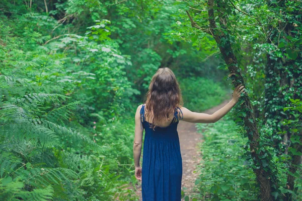 Uma Jovem Mulher Está Uma Floresta Com Mão Apoiada Uma — Fotografia de Stock