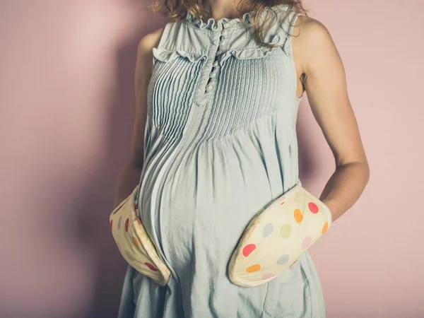 Těhotná Žena Nosí Ochranné Rukavice Dotýkal Její Břicho — Stock fotografie