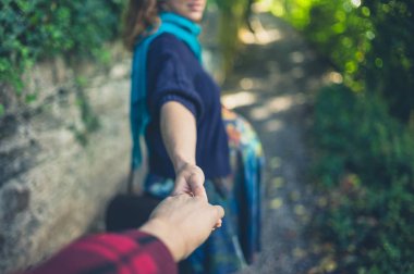 Younng hamile bir kadın sevgilisini elinden tutup götürüyor