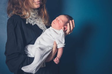 Genç bir anne onun yeni doğan bebek tutan