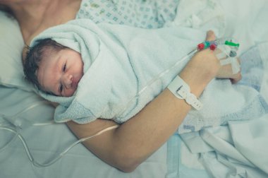Bir anne ile onun yeni doğan çocuğun hastanede kalması