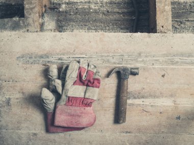 İşçi eldiven ve bir çekiç bir ahşap zemin üzerinde bir çift