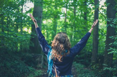 Genç bir kadın onun kollarında orman yetiştirme