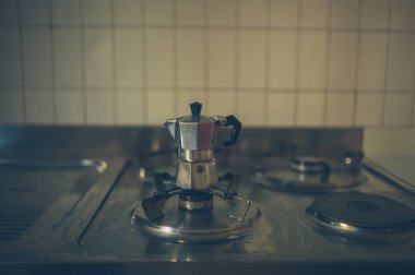Moka pot bir mutfak bir ocakta