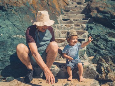 Dede torunu ile oynarken sahilde mi