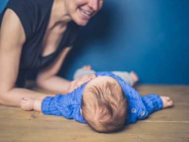 Genç bir anne ile küçük bir bebek mavi