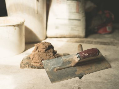 Bir mala bir katta bir odada bazı sıva ile