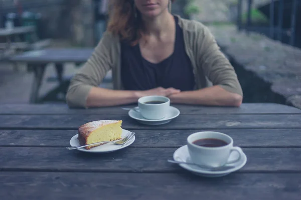 Молодая Женщина Пьет Кофе Торт Столом Снаружи — стоковое фото