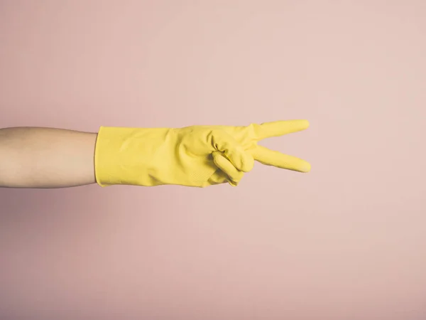 Een Vrouwelijke Hand Het Dragen Van Een Rubberen Handschoen Vertoont — Stockfoto