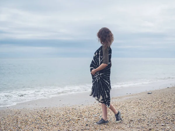 Young Pregnant Woman Walking Beach — Stock Photo, Image