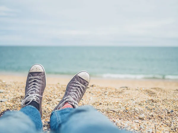 Les Pieds Les Chaussures Jeune Homme Sur Plage Été — Photo