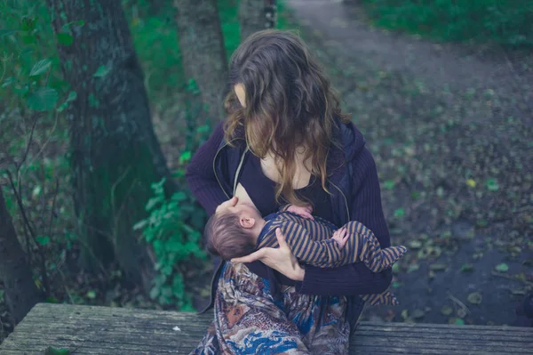 Una Madre Joven Está Amamantando Bebé Bosque —  Fotos de Stock