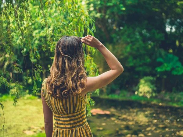 Pohled Zezadu Módní Ženy Nosí Šaty Stojí Rybníka Zahradě — Stock fotografie