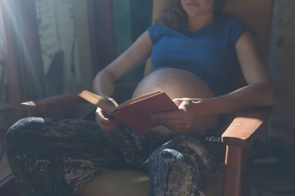 Eine Junge Schwangere Frau Sitzt Einer Tür Und Liest Sonnenlicht — Stockfoto