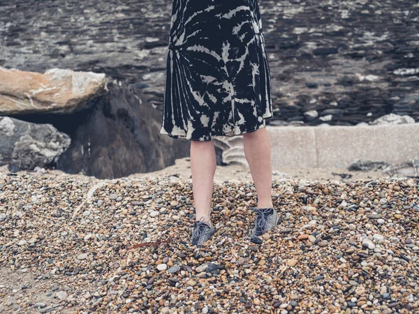 Nogi Młoda Kobieta Stojąc Kamienistej Plaży — Zdjęcie stockowe