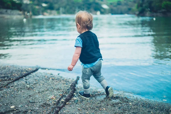 Милый Маленький Мальчик Играет Воды — стоковое фото