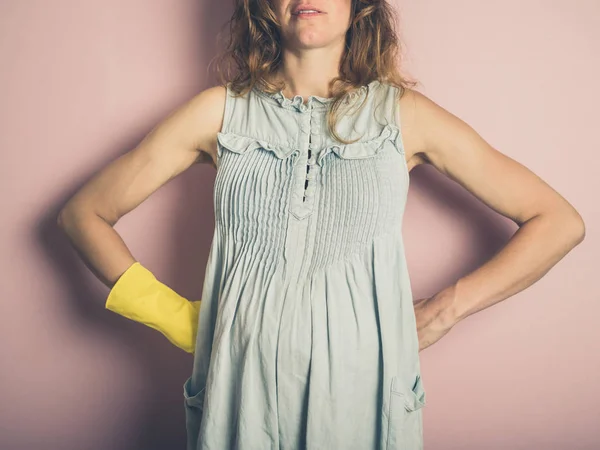 Een Jonge Vrouw Het Dragen Van Gele Rubberen Handschoenen — Stockfoto