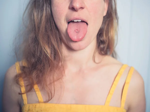 Genç Bir Kadın Dilini Gösterilen Piercing — Stok fotoğraf