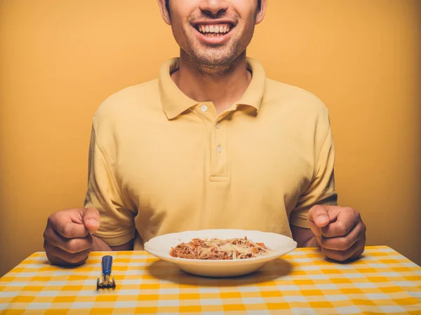 Genç Bir Adam Sarı Fonunda Kıymalı Yemek — Stok fotoğraf