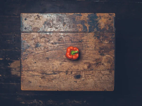 Tiro Aéreo Uma Pimenta Vermelha Uma Mesa Madeira — Fotografia de Stock