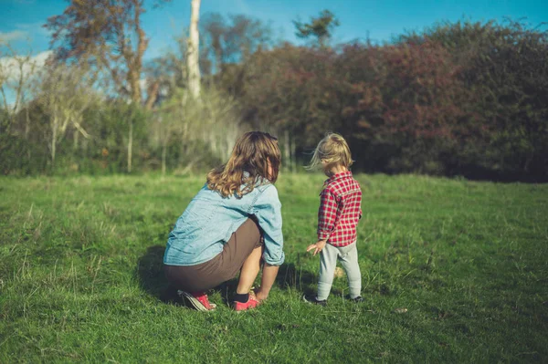 Una Madre Niño Pequeño Relajan Prado Día Soleado Otoño — Foto de Stock