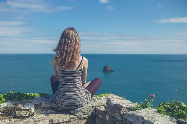 Una Joven Relaja Una Pared Junto Mar Día Verano — Foto de Stock