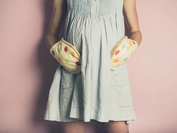 Una Donna Incinta Con Guanti Forno Sta Toccando Pancia — Foto Stock