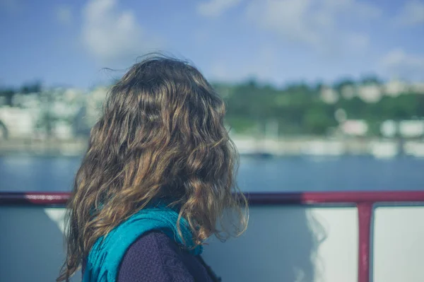 Una Joven Está Sentada Barco Día Soleado — Foto de Stock