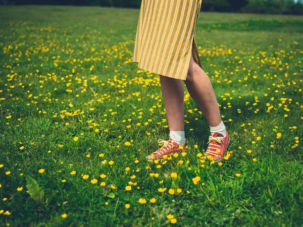 Oříznutý Obraz Nohy Nohy Mladé Ženy Stojící Louce Butercups Létě — Stock fotografie