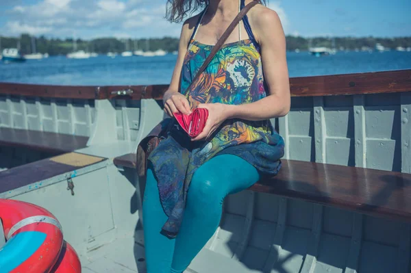 Young Woman Boat Getting Some Money Out Her Purse — Stock Photo, Image