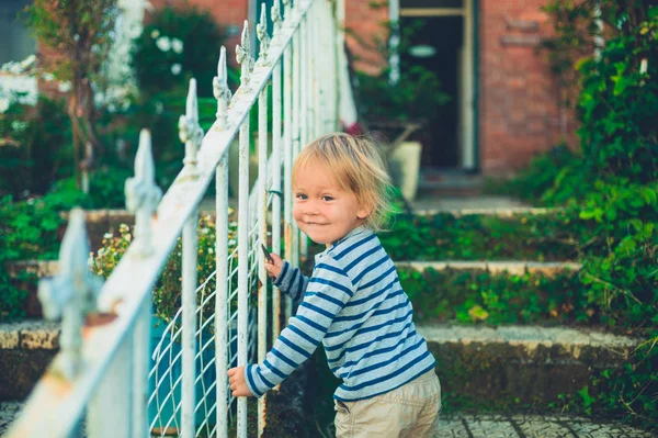 Niño Riéndose Está Jugando Jardín Frente Casa —  Fotos de Stock