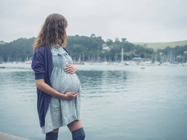 Een Jonge Zwangere Vrouw Staat Door Rivier Een Klein Kustplaatsje — Stockfoto
