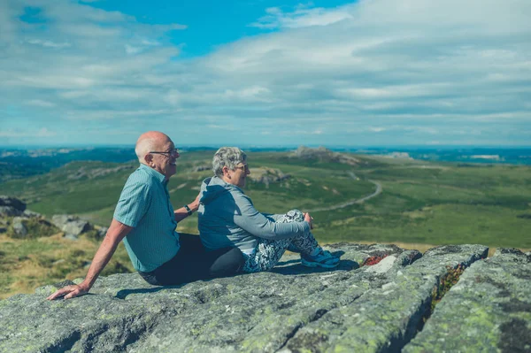 Starší Pár Jsou Relaxační Skále Blatech — Stock fotografie