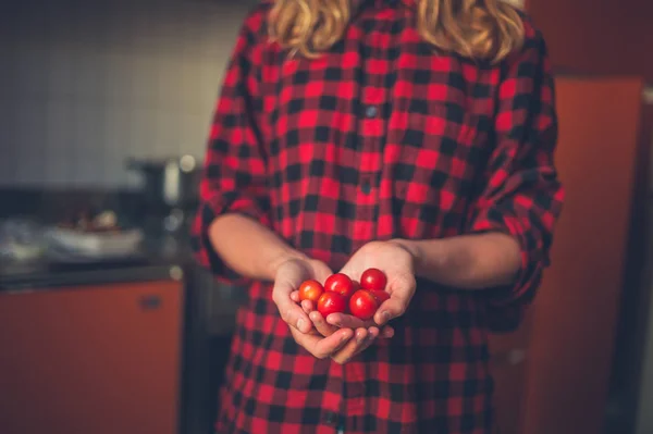 Una Joven Está Pie Cocina Con Unos Tomates —  Fotos de Stock