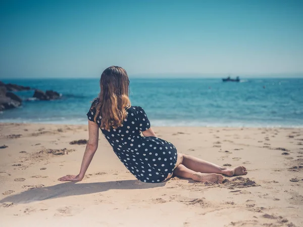 Οπίσθια Όψη Του Όμορφη Νεαρή Γυναίκα Είναι Χαλαρώνοντας Στην Παραλία — Φωτογραφία Αρχείου