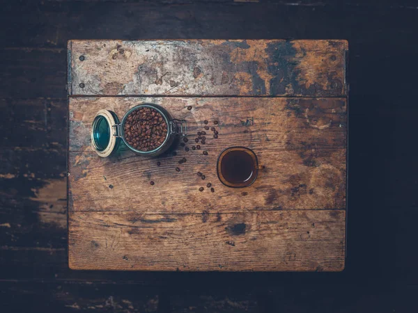 コーヒー豆と木製のテーブルの上にカップのオーバー ヘッド ショット — ストック写真