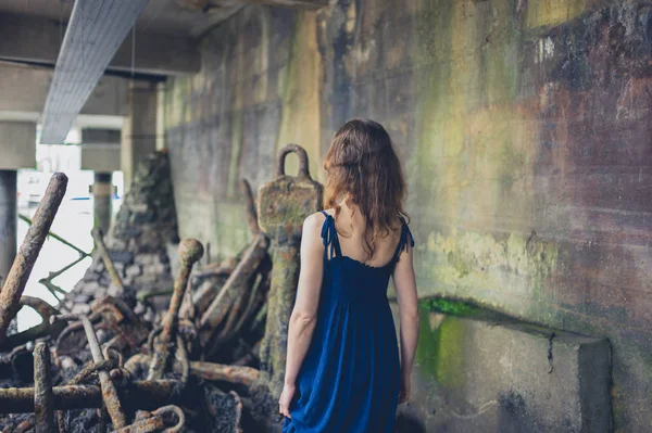 Uma Jovem Mulher Vestindo Vestido Está Explorando Estaleiro Com Âncoras — Fotografia de Stock