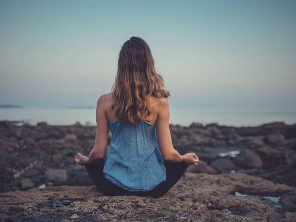 Rear View Young Woman Sitting Rocks Sea Sunset Meditating — Stock Photo, Image