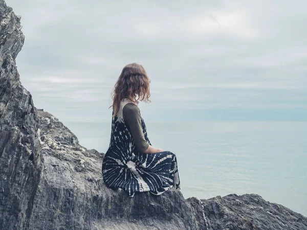 Una Giovane Donna Seduta Alcune Rocce Riva Mare — Foto Stock