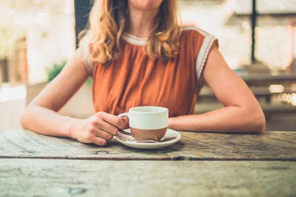 Μια Νεαρή Γυναίκα Πίνει Καφέ Έξω Από — Φωτογραφία Αρχείου