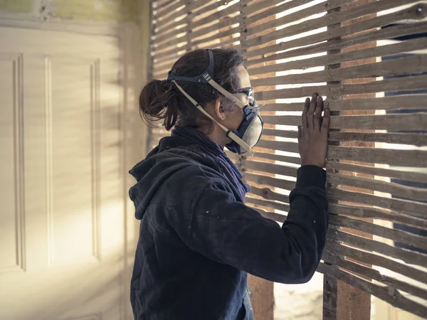 Una Giovane Donna Che Indossa Indumenti Protettivi Lavoro Sta Sbirciando — Foto Stock