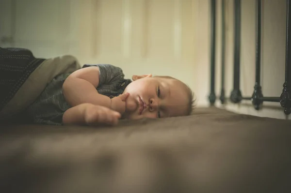 Een Kleine Baby Slaapt Een Bed — Stockfoto