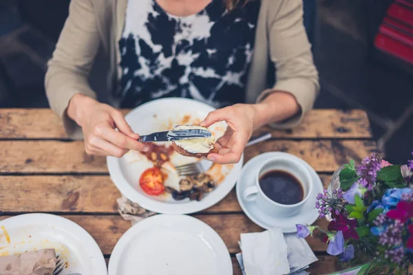 Una Joven Está Tomando Desayuno Inglés Tradicional Café —  Fotos de Stock