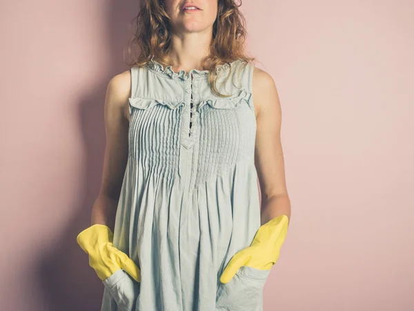 Een Jonge Vrouw Het Dragen Van Gele Rubberen Handschoenen — Stockfoto