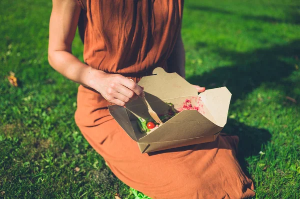 Una Joven Está Comiendo Una Ensalada Para Llevar Parque —  Fotos de Stock
