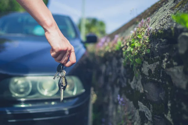Young Female Hand Holding Some Car Keys Vehicle — Stock Photo, Image