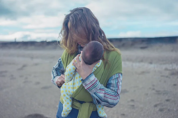 Young Mother Beach Putting Her Baby Wrap — Stock Photo, Image