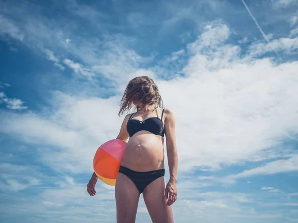 Una Giovane Donna Incinta Piedi Fuori Con Pallone Spiaggia Contro — Foto Stock