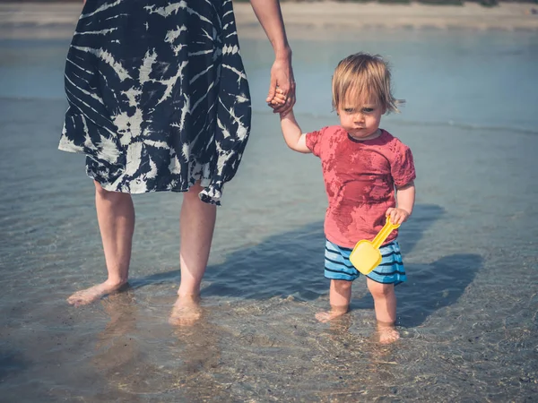 Una Joven Madre Está Caminando Playa Con Pequeño Niño — Foto de Stock