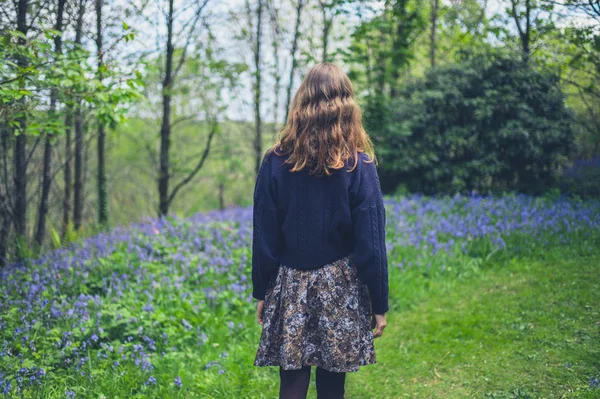 Genç Bir Kadın Bluebells Ile Bir Ormanda Yürüyor — Stok fotoğraf